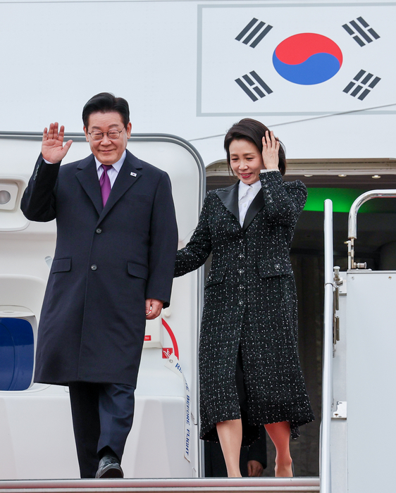 이재명 대통령, 일본 도착
(오사카=연합뉴스) 김도훈 기자 = 이재명 대통령과 김혜경 여사가 13일 일본 오사카 간사이국제공항에 도착한 공군 1호기에서 내리고 있다. 2026.1.13
superdoo82@yna.co.kr
(끝)