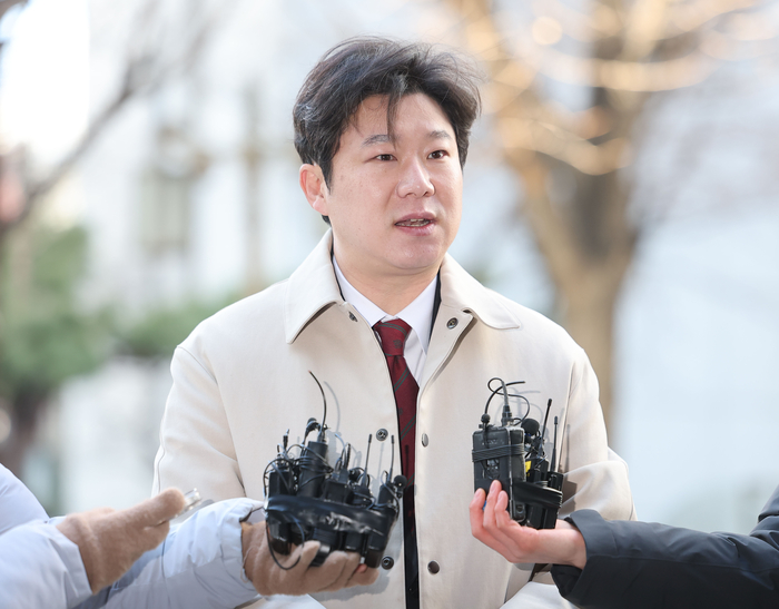 김경 서울시의원의 '종교단체 동원 의혹'을 고발한 국민의힘 진종오 의원이 13일 마포구 서울경찰청 공공범죄수사대에 조사를 받기 위해 출석하며 취재진 질문에 답하고 있다. 연합뉴스