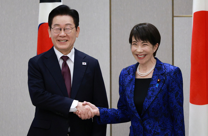 악수하는 한일 정상     (나라=연합뉴스) 김도훈 기자 = 이재명 대통령과 다카이치 사나에 일본 총리가 13일 일본 나라현 정상회담장에서 확대 회담에 앞서 악수하고 있다. 2026.1.13      superdoo82@yna.co.kr (끝)
