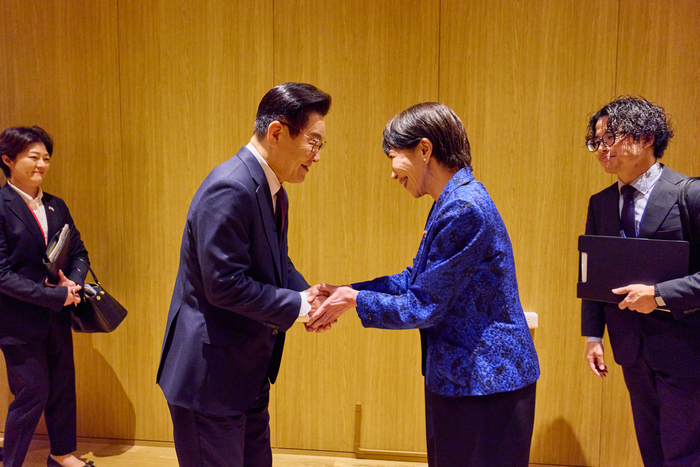 일본에서 열린 한-일 소인수 회담     (나라=연합뉴스) 김도훈 기자 = 이재명 대통령과 다카이치 사나에 일본 총리가 13일 일본 나라현 정상회담장에서 소인수 회담 전 악수를 하고 있다. 2026.1.13 [공동취재 제공. 재판매 및 DB 금지]     superdoo82@yna.co.kr (끝)