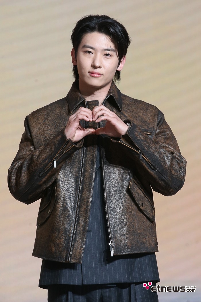 [ET포토] 덱스, '뜨거운 심장 같은 하트'