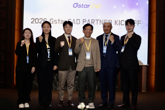 모두솔루션은 14일 여의도 콘래드 서울에서 '2026 지스타캐드 파트너 킥오프'를 개최했다. 왼쪽부터 조미란 모두솔루션 차장,    요란다 왕 지스타소프트 영업 메니저 , 한운선 모두솔루션 부장  , 정충구 모두솔루션 대표,  메이유 황 지스타 소프트 부사장, 성기정 모두솔루션 상무가 행사에 앞서 파이팅을 외쳤다.