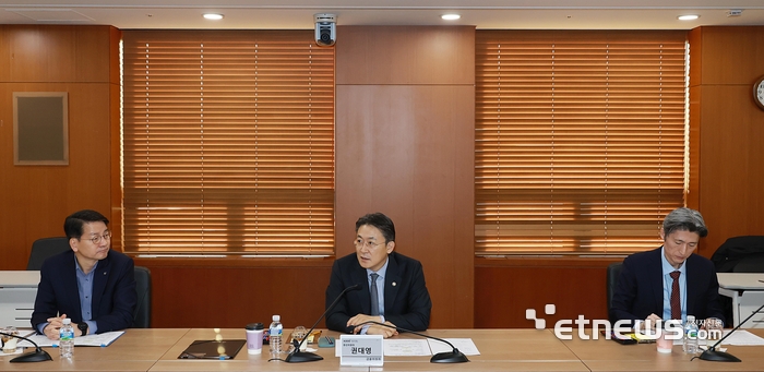 권대영 증권선물위원장(금융위 부위원장)이 14일 오전 서울 여의도 한국거래소에서 개최한 주가조작 근절 합동대응단 확대방안 검토 회의에서 금융위원회, 금융감독원, 한국거래소와 주가조작 근절 합동대응단의 효과를 지속o향상시키기 위한 합동대응단 확대 방안에 대해 논의, 확정했다.