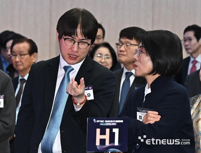 [포토] 대화하는 하정우-최민희