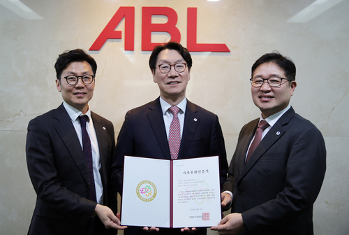 곽희필 ABL생명 대표(가운데)가 임직원들과 가족친화기업 인증 획득 기념촬영을 하고 있다.(사진=ABL생명)