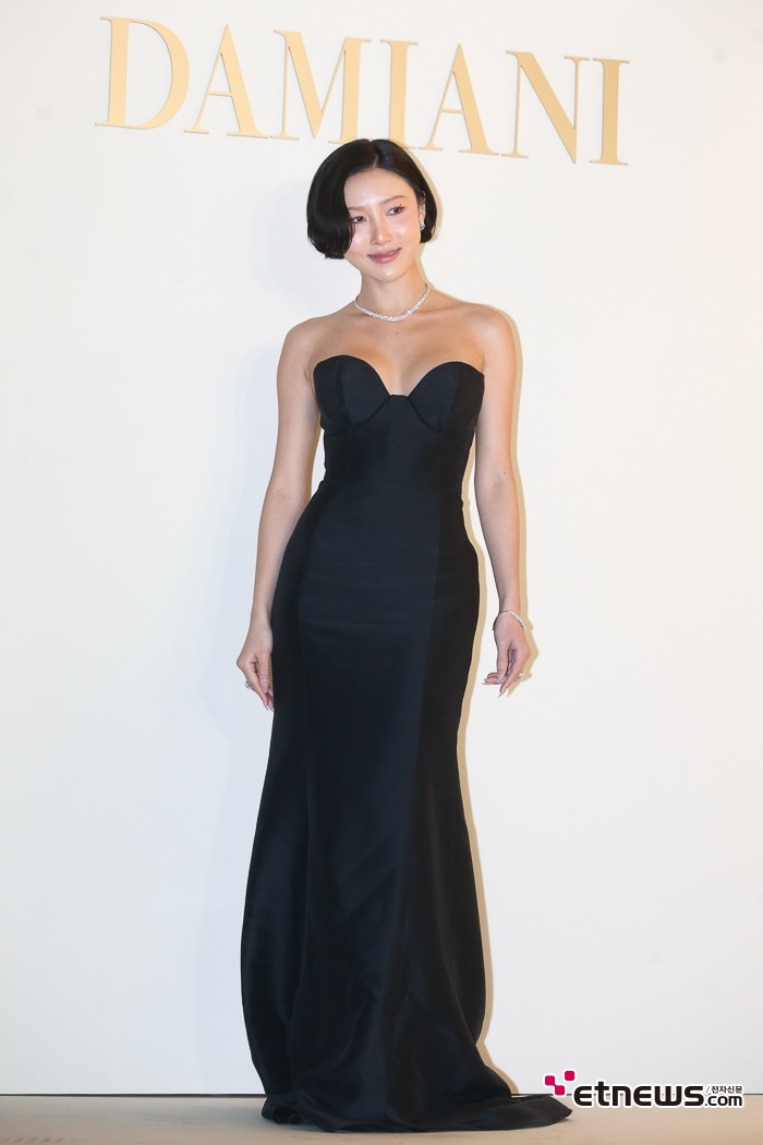 [ET포토] 화사, '시원하게 드러낸 어깨라인'