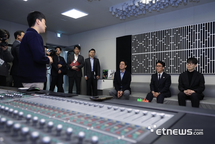 [포토] 넥슨 특수효과 제작 현장 설명 듣는 김민석