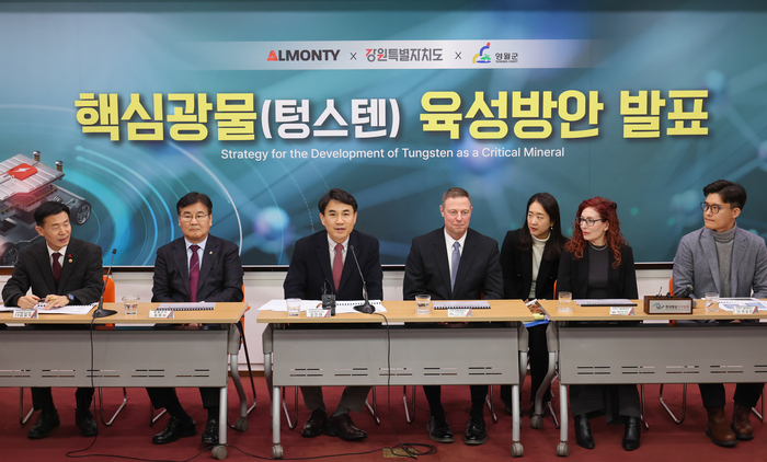 최명서 영월군수, 김진태 강원도지사, 스트브 알렌 알몬티인더스트리 COO(왼쪽 두번째부터)가 영월 상동광산의 텅스텐 생산 추진 상황과 향후 계획을 발표했다.