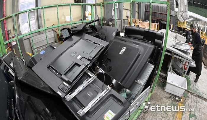 [포토] 무상수거 확대에 분주한 자원순환센터