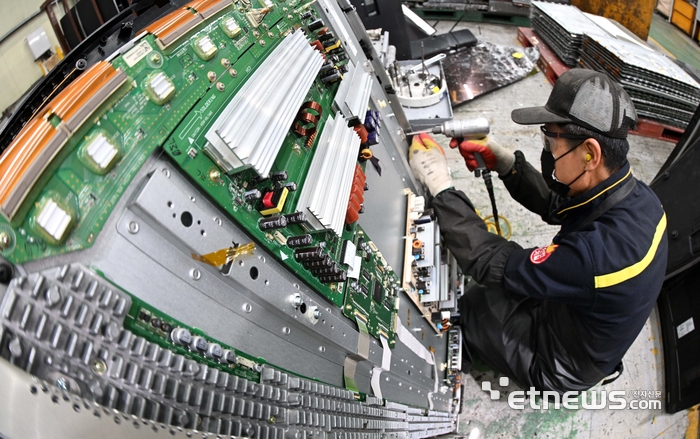 [포토] 폐가전 무상수거 확대, 분주한 재활용 현장