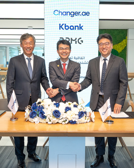 (왼쪽부터) 최우형 케이뱅크 은행장과 왕하오 체인저 부대표, 문범영 비피엠지 개발실장이 지난달 아랍에미리트 아부다비에서 진행된 업무협약식에서 기념 촬영을 하고 있다.