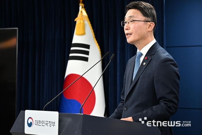 류제명 과학기술정보통신부 제2차관이 15일 서울 종로구 정부서울청사에서 국가대표 AI선발전 '독자 AI 파운데이션 모델 프로젝트' 1차 평가 결과를 발표를 하고 있다. 이동근기자 foto@etnews.com