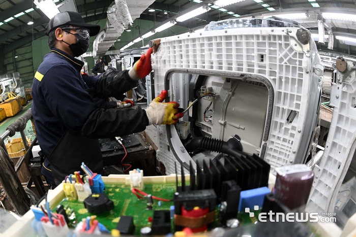 [포토] 분주한 폐가전 분해작업 현장