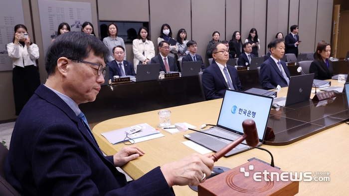 [포토] 의사봉 두드리는 이창용 총재