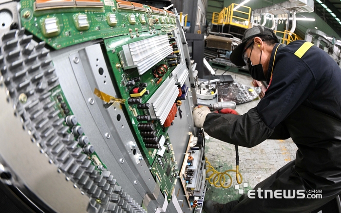 [포토] 폐가전 무상수거 확대, 분주한 재활용 현장