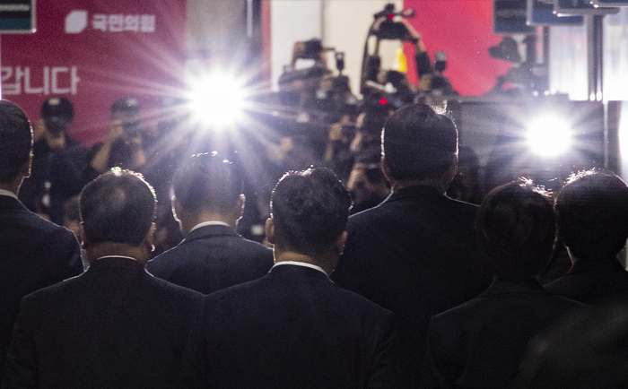 15일 국회에서 열린 국민의힘 최고위원회의 회의장에 장동혁 대표와 최고위원들이 입장하자 취재진의 플래시가 일제히 터지고 있다. 연합뉴스