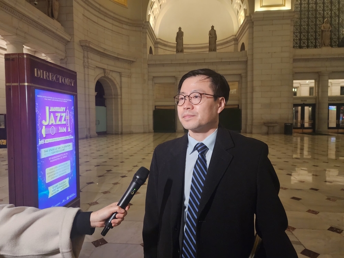 미국을 방문 중인 여한구 산업통상부 통상교섭본부장이 14일(현지시간) 미국 워싱턴DC의 유니온역에서 한국 특파원들과 만나 질문에 답하고 있다. 연합뉴스