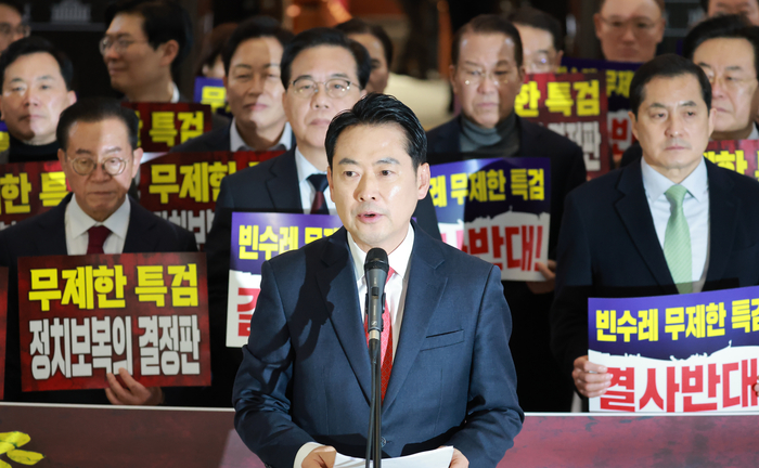 국민의힘 장동혁 대표가 15일 본회의를 앞두고 국회 로텐더홀에서 '더불어민주당 2차 종합특검법 강행처리 규탄대회'를 하며 발언하고 있다. 연합뉴스