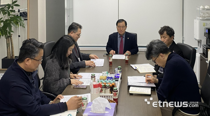 이제영 경기도의회 미래과학협력위원장(오른쪽 세 번째)이 14일 회의실에서 도내 특성화고를 살리기 위한 정책 논의에 착수했다.