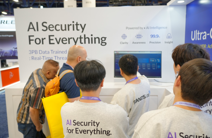 CES 2026 관람객들이 샌즈랩 부스를 방문해 홈IoT용 MNX를 체험하는 모습