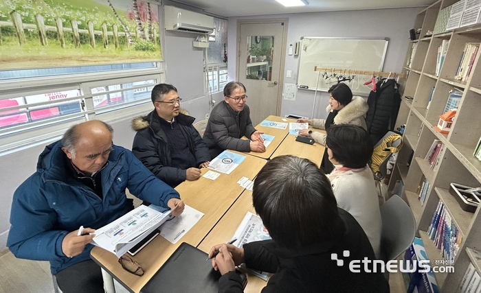 박금렬 한국사회보장정보원 기획이사(왼쪽 세 번째)가 경기도 광명시 꿈터지역아동센터를 방문해 현장 의견을 수렴하고 있다.