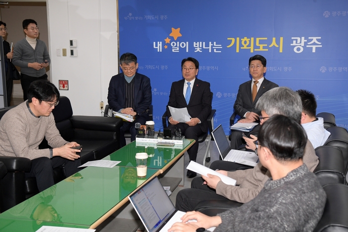 강기정 광주시장이 16일 시청 기자실에서 기자차담회에 참석해 정부의 통합특별시 인센티브안 발표에 대한 환영의사를 밝히고 있다.