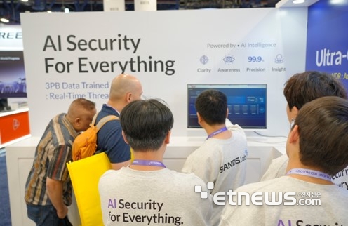 CES 2026 관람객들이 샌즈랩 부스를 방문해 홈 사물인터넷(IoT)용 AI 보안 기술을 체험했다.