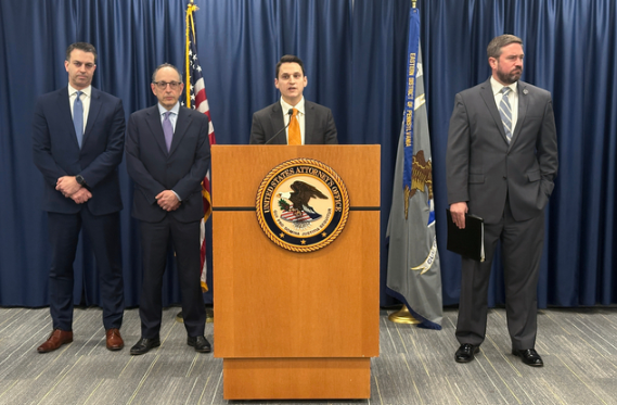 미국 펜실베이니아 연방동부지검의 데이비드 멧캐프(가운데) 검사가 펜실베이니아주 필라델피아에서 NCAA 승부조작 관련 기자회견을 하고 있다. 사진=AP 연합뉴스