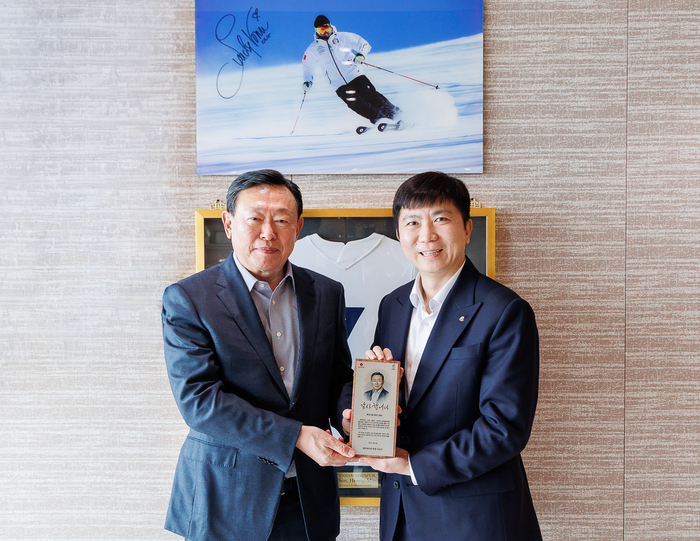 16일 신동빈 롯데 회장이 서울 송파구 롯데월드타워에서 유승민 대한체육회장으로부터 감사패를 수여받았다.