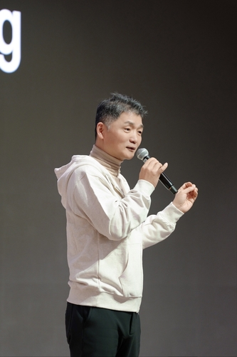 김범수 카카오 미래이니셔티브센터장이 지난 15일 경기 용인시 카카오 AI캠퍼스에서 진행 중인 2026년 그룹 신입 공채 교육 현장에서 발언하고 있다. 〈자료 카카오〉