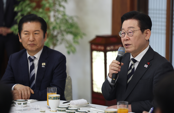 이재명 대통령이 지난달 16일 청와대 상춘재에서 열린 정당 지도부 초청 오찬에서 발언하고 있다. 왼쪽은 더불어민주당 정청래 대표. 연합뉴스