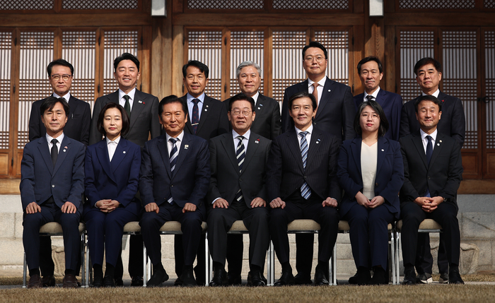 이재명 대통령, 정당 지도부 오찬 기념촬영     (서울=연합뉴스) 김도훈 기자 = 이재명 대통령이 16일 청와대 상춘재에서 열린 정당 지도부 초청 오찬에서 참석자들과 기념촬영하고 있다.      앞줄 왼쪽부터 사회민주당 한창민 대표, 진보당 김재연 대표, 더불어민주당 정청래 대표, 이재명 대통령, 조국혁신당 조국 대표, 기본소득당 용혜인 대표, 더불어민주당 한병도 원내대표.     뒷줄 왼쪽부터 이규연 홍보소통수석, 강훈식 비서실장, 진보당 윤종오 원내대표, 조국혁신당 서왕진 원내대표, 개혁신당 천하람 원내대표, 우상호 정무수석, 김병욱 정무비서관. 2026.1.16     superdoo82@yna.co.kr (끝)