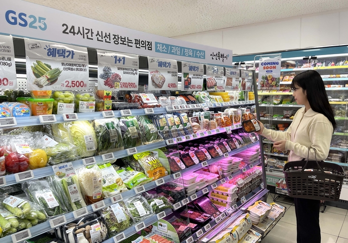 모델이 4900원 한끼 양념육 상품을 살펴보고 있다.