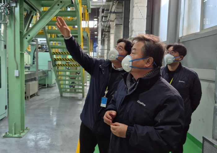 이동채 에코프로 창업주(가운데)가 충북 청주시 에코프로비엠 연구동을 방문해 관계자들과 이야기를 나누고 있다. (에코프로 제공)