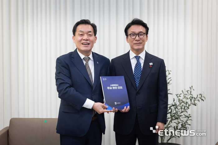 이재준 수원시장(왼쪽)이 16일 수원컨벤션센터에서 김민석 국무총리를 만나 수원 군공항 이전·수원경제자유구역 지정 등 현안 지원을 요청하고 기념 촬영했다.