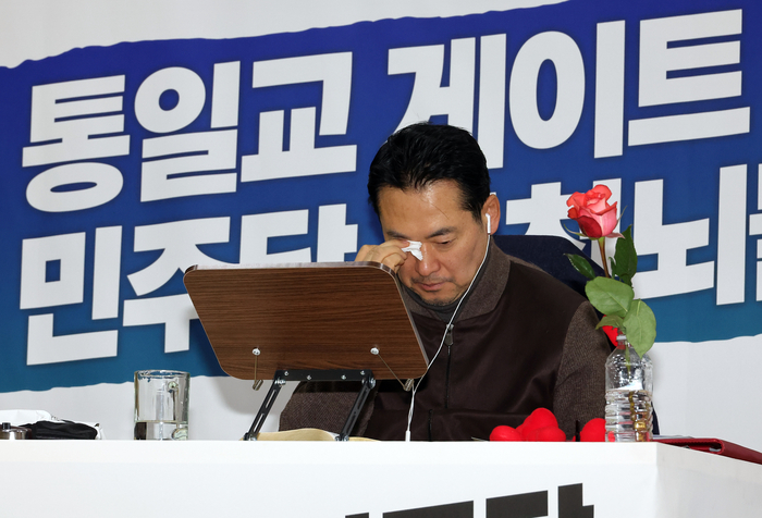 국민의힘 장동혁 대표가 18일 국회 로텐더홀에서 더불어민주당에 통일교·공천헌금 '쌍특검' 수용을 요구하며 나흘째 단식 투쟁을 이어가고 있다. 연합뉴스