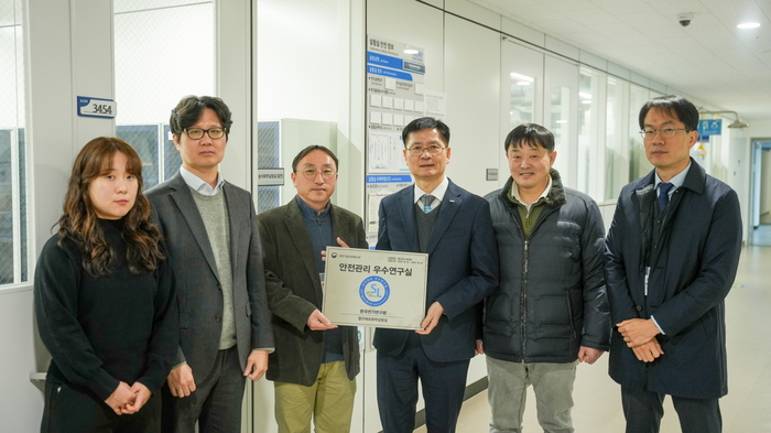 김남균 한국전기연구원장(왼쪽 네번째)이 안전관리 최우수 연구실에 선정된 '절연재료화학실험실' 구성원들과 기념촬영했다.