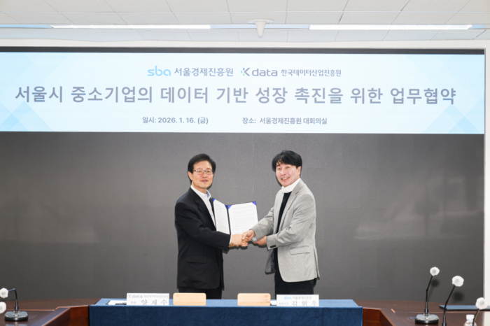 김현우 서울경제진흥원(SBA) 원장과 양재수 한국데이터산업진흥원 원장(왼쪽)이 업무협약을 체결하고 사진촬영하고 있다. ⓒSBA