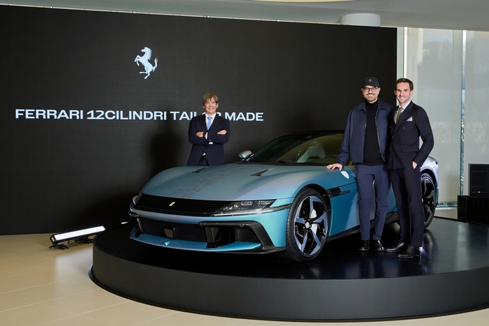 (왼쪽부터) 프란체스코 비앙키 페라리 극동 및 중동 지역 지사장, 플라비오 만조니 페라리 최고 디자인 책임자, 티보 뒤사라 페라리코리아 총괄 사장이 페라리 12칠린드리 테일러메이드와 포즈를 취하고 있다.