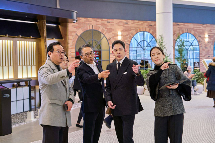 정용진 신세계그룹 회장(오른쪽 두번째)이 스타필드 빌리지 운정 4층에서 개장을 앞둔 아트 체험 놀이 공간 '크레욜라 익스피리언스'에 대해 관계자(왼쪽 첫 번째)로부터 설명을 듣고 있다. 〈자료:신세계그룹〉