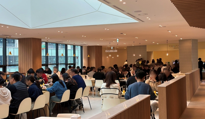 풀무원푸드앤컬처가 신규 수주한 대형 급식 사업장에서 고객사 임직원들이 식사를 하고 있다.