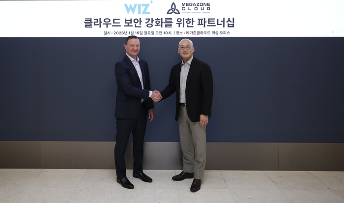 염동훈 메가존클라우드 대표(사진우측)와 달리 라직 위즈 대표 겸 최고운영책임자(COO)가 19일 서울 역삼동 메가존클라우드 연락사무소에서  '클라우드 보안 강화를 위한 파트너십' 체결식 이후 기념사진을 찍고 있다. [사진=메가존클라우드 제공]