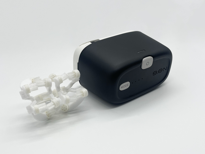 일본의 로봇 스타트업 제닉스(Genics)가 개발한 마우스피스형 로봇 칫솔 '젠(g.eN)'.