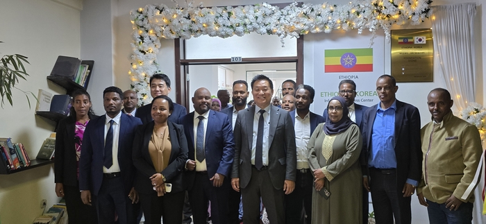 한국지능정보사회진흥원(NIA)이 지난 16일 에티오피아 수도 아디스아바바에서 정보접근센터 개소식을 열었다. 개소식 후 바이샤 혁신기술부 차관(앞줄 맨왼쪽부터), 베텔햄 나코 의회 인적개발 상임위 부의장, 베네타 몰라 혁신기술부 장관, 황종성 NIA 원장, 포지야 아민 혁신기술부 차관 등 주요 관계자들이 기념촬영했다. NIA 제공