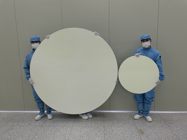 에프엔에스테크 유리기판용 CMP 패드(왼쪽)와 HBM4용 CMP 패드