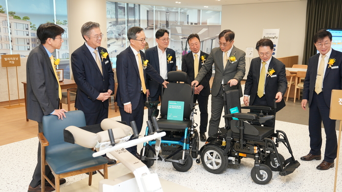 서울 역삼동 KB라이프타워에 마련된 에이지테크랩(Age Tech Lab)에서 조영서 KB금융지주 전략담당 부사장(왼쪽 두번째), 정문철 KB라이프 대표이사(왼쪽 세번째), 박병곤 KB국민은행 이사부행장(왼쪽 일곱번째)이 전동휠체어 체험을 하고 있다.