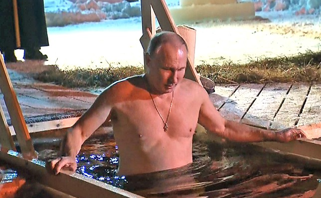 정교회 주현절 입수 행사에 참여하고 있는 블라디미르 푸틴 러시아 대통령. 사진은 지난 2018년 행사 당시. 사진=TBU 캡처