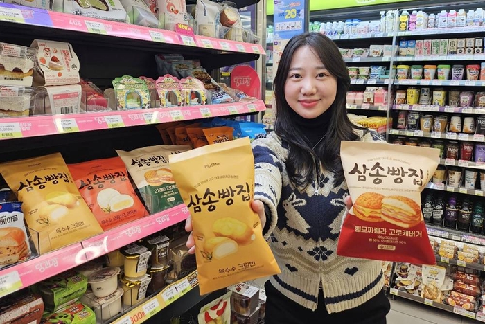 모델이 CU와 삼송빵집 콜라보 빵을 소개하고 있다.