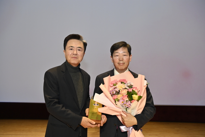 박정주 충남 행정부지사(오른쪽)가 김태흠 지사와 퇴임식에서 기념촬영했다.