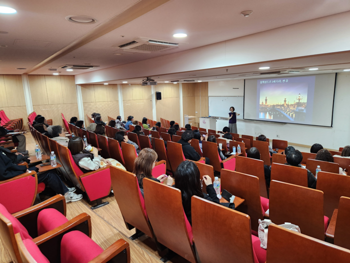 세종사이버대학교 세종휴머니티칼리지는 지난 1월 9일 재학생과 입학 지원자, 일반인을 대상으로 전원경 교수가 진행한 '전원경 교수와 함께하는 예술, 여행을 떠나다 : 파리'베리타스 강연을 개최했다.(사진=세종사이버대)